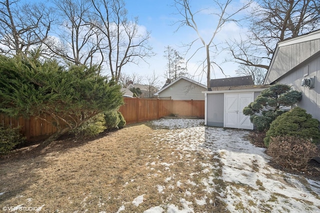 view of yard featuring a shed