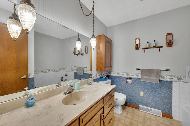 bathroom featuring vanity, toilet, and a bathtub