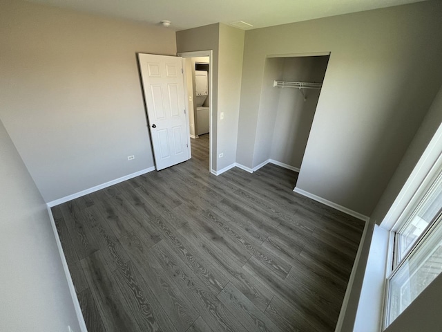 unfurnished bedroom featuring dark wood-type flooring and a closet