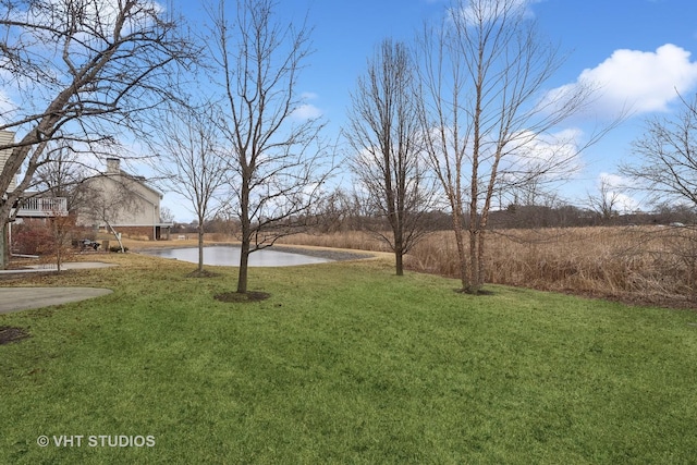 view of yard featuring a water view