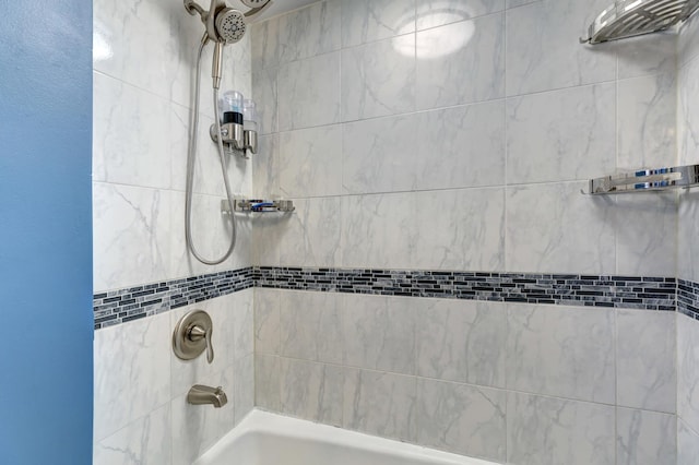 bathroom with tiled shower / bath combo