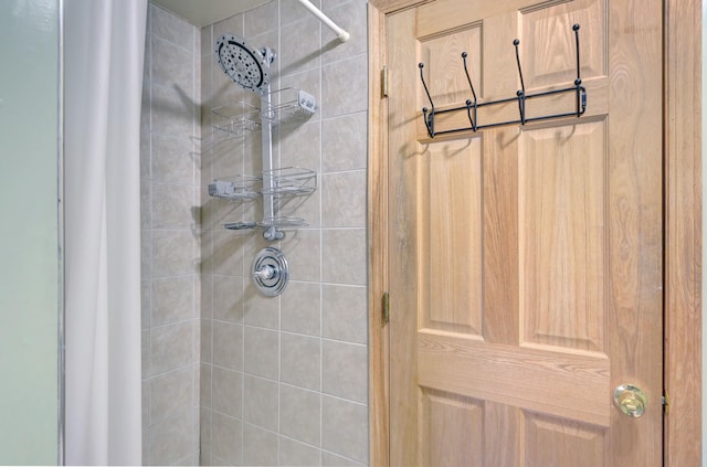 bathroom featuring a tile shower