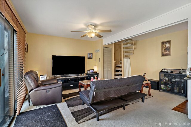 carpeted living room featuring ceiling fan