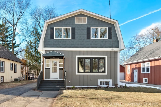 view of front of property featuring a front yard