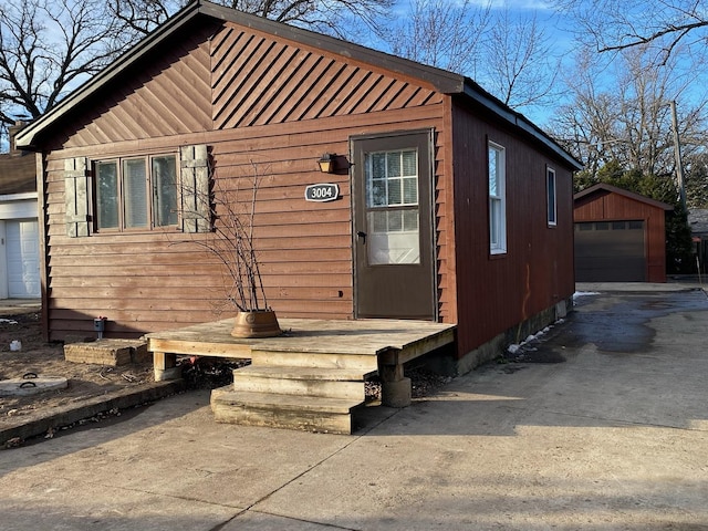 view of front facade with a garage and an outdoor structure