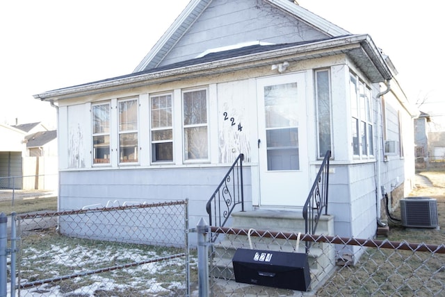 bungalow featuring cooling unit