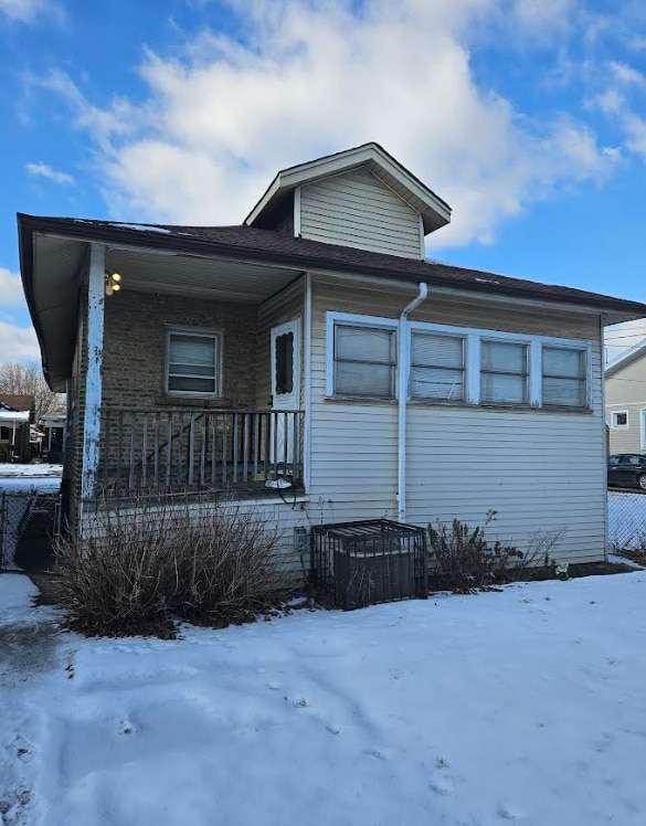 view of front of property featuring a porch