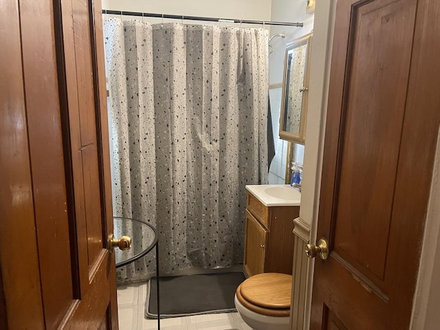 bathroom with a shower with curtain, vanity, and toilet