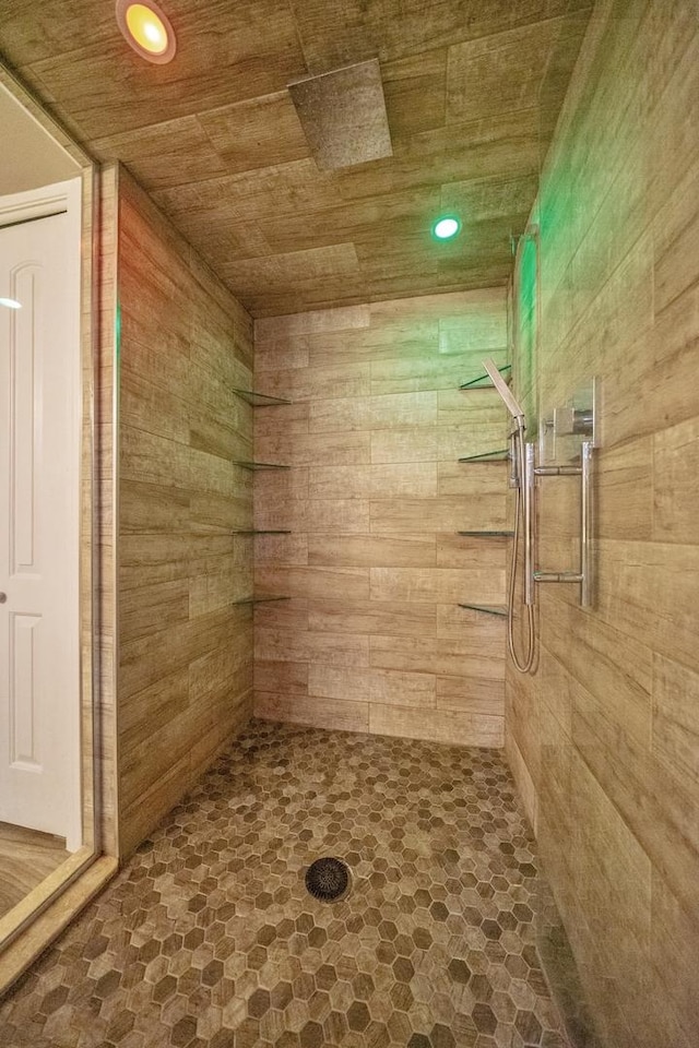 bathroom featuring tiled shower