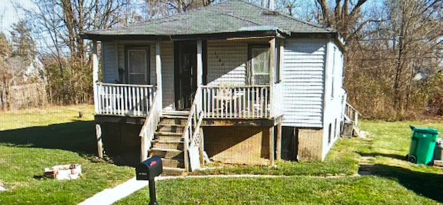 view of front of home featuring a front yard