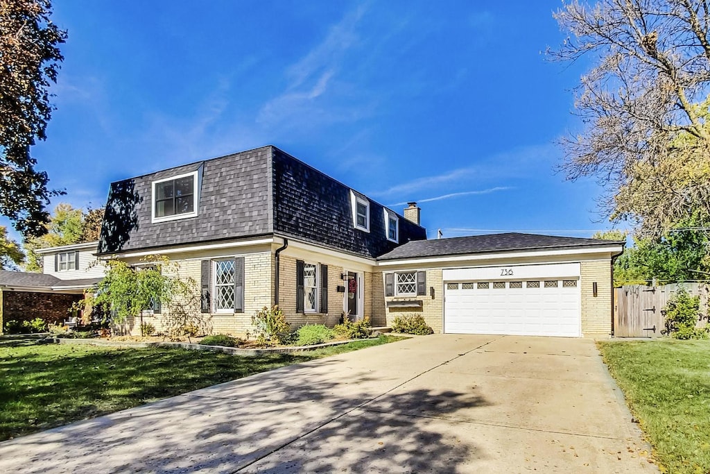 view of front of home featuring a garage and a front yard