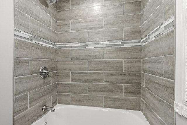 bathroom with tiled shower / bath