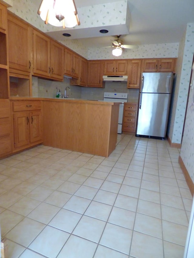 kitchen with light tile patterned flooring, electric range, stainless steel refrigerator, kitchen peninsula, and ceiling fan