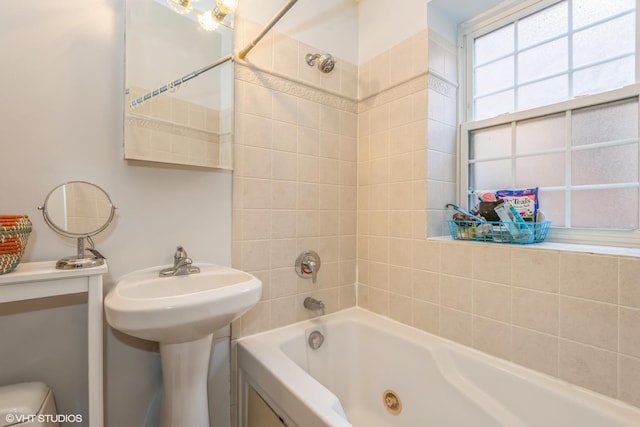 bathroom featuring tiled shower / bath