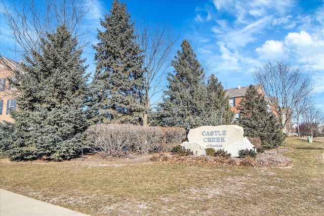 community sign featuring a yard