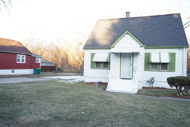 bungalow featuring a front yard