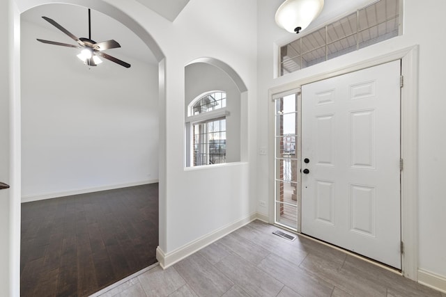 foyer entrance featuring ceiling fan