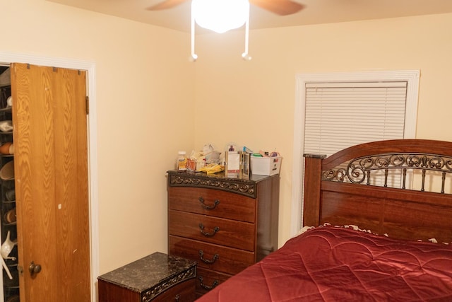 bedroom with ceiling fan