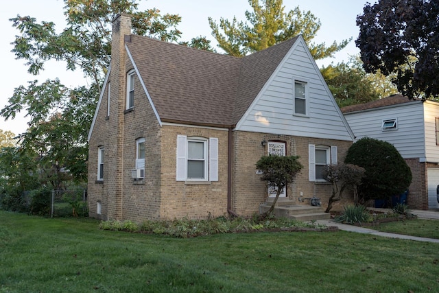 view of front of property with a front yard