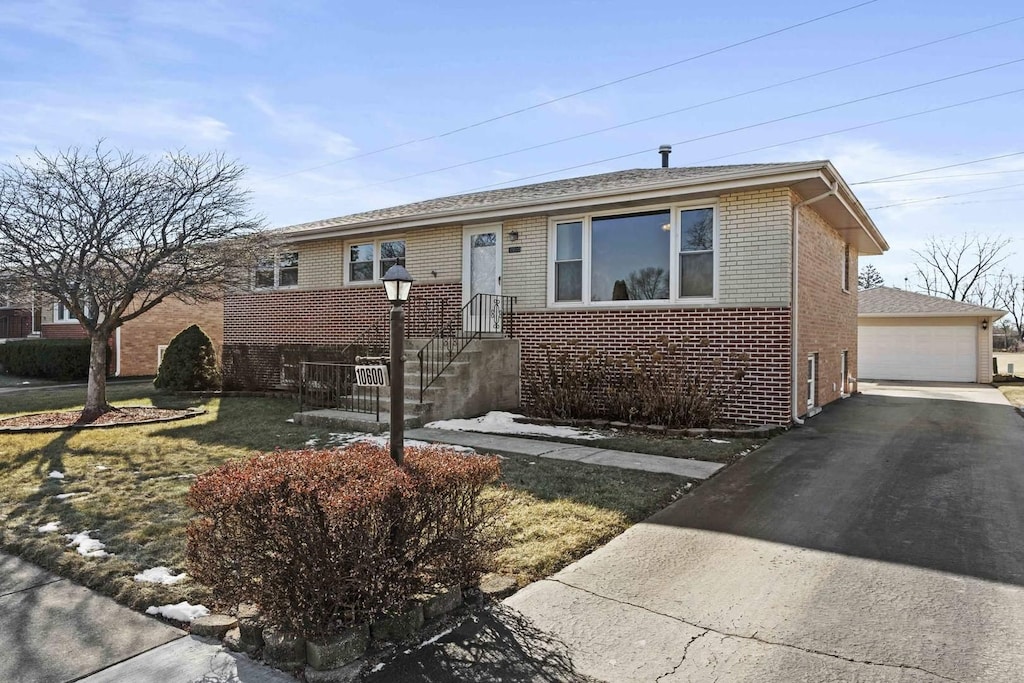 view of front of property featuring a garage and a front yard