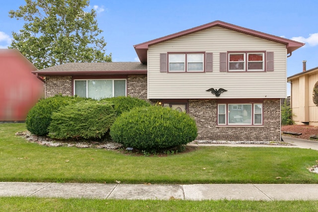 tri-level home featuring a front yard