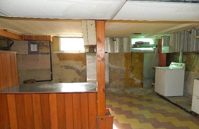 basement featuring washer / dryer