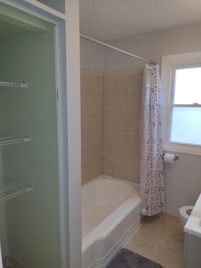 bathroom featuring shower / tub combo with curtain and toilet