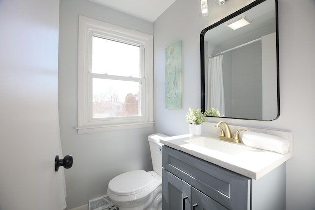 bathroom with vanity, a wealth of natural light, curtained shower, and toilet