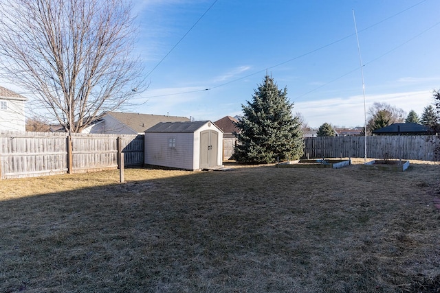 view of yard featuring a shed