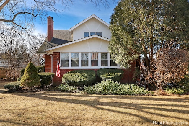 view of front of property with a front yard