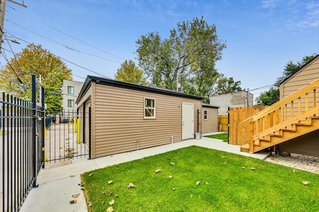 view of yard featuring an outdoor structure