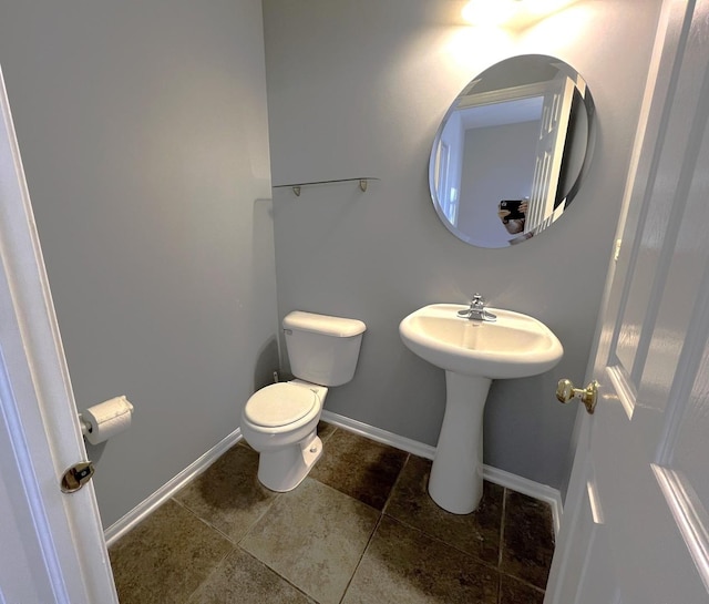 bathroom featuring toilet and sink