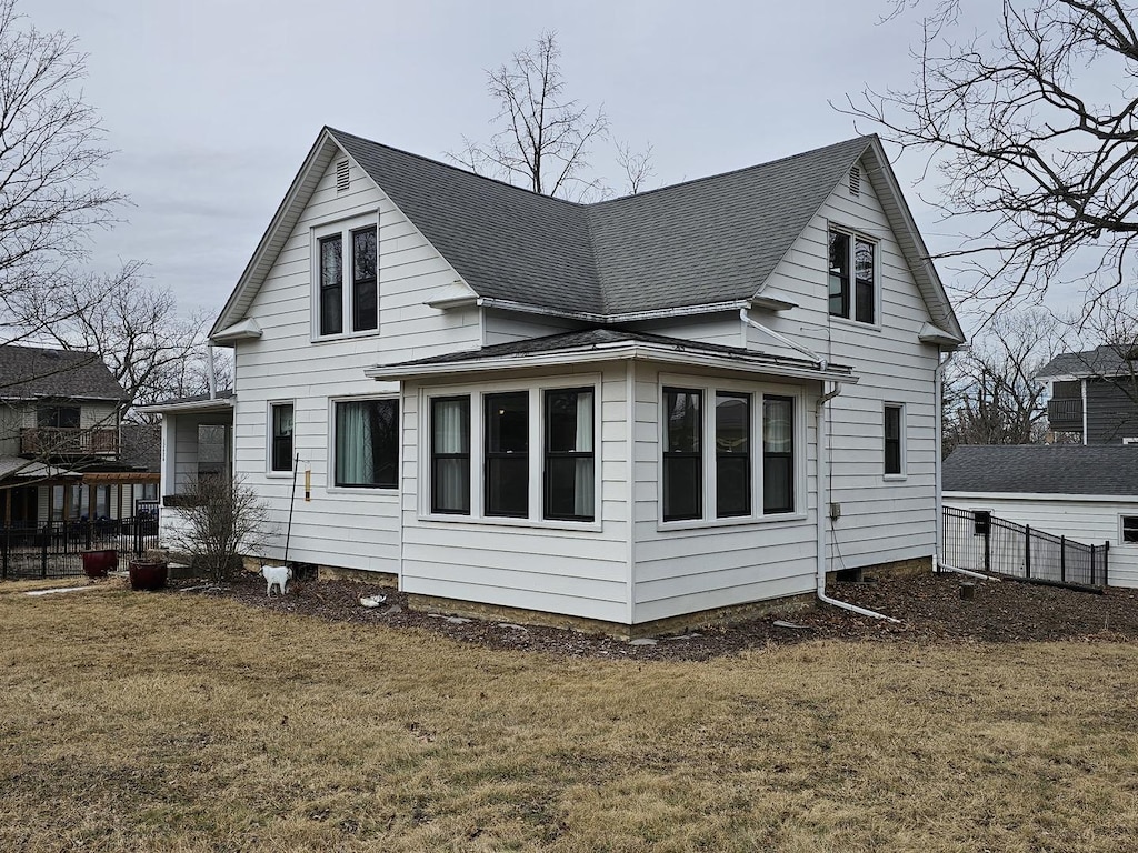 view of side of property featuring a lawn