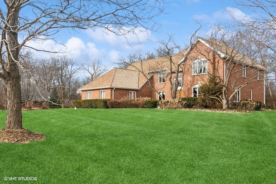 exterior space featuring a yard