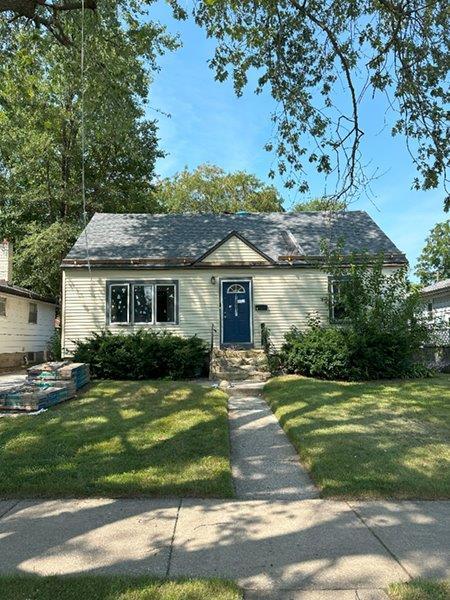 view of front of house with a front yard