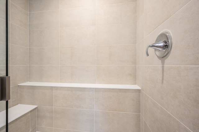 bathroom featuring a tile shower