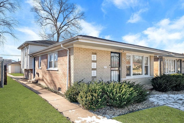 view of front of property featuring a front lawn