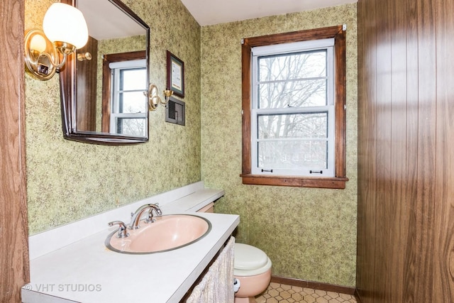 bathroom with vanity, a notable chandelier, and toilet