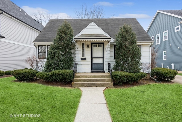 view of front of house with a front lawn