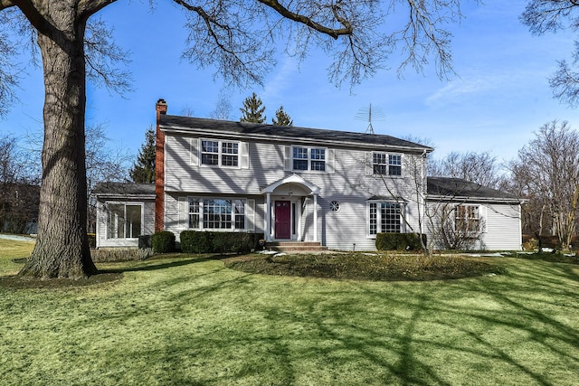 view of front facade featuring a front lawn