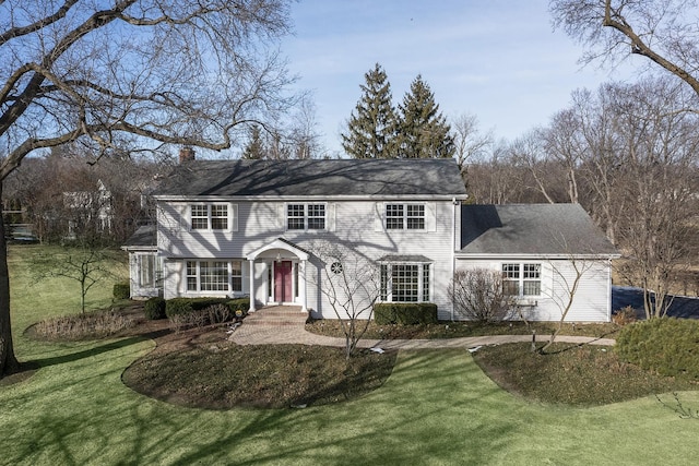 view of front of home featuring a front lawn