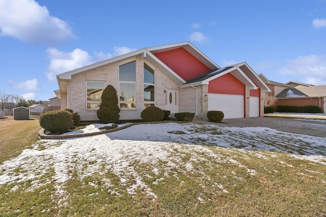 view of front property featuring a yard and a garage