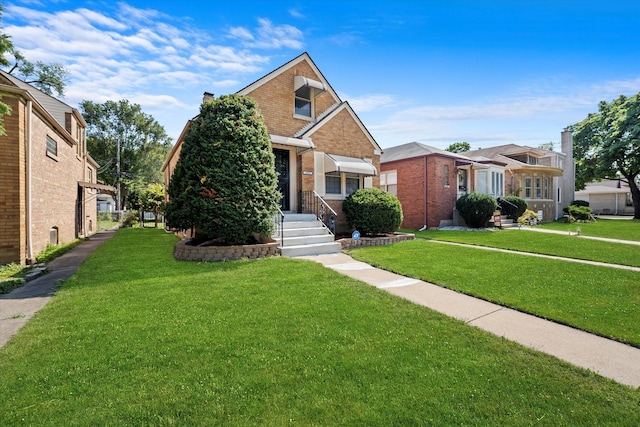 view of front facade featuring a front lawn