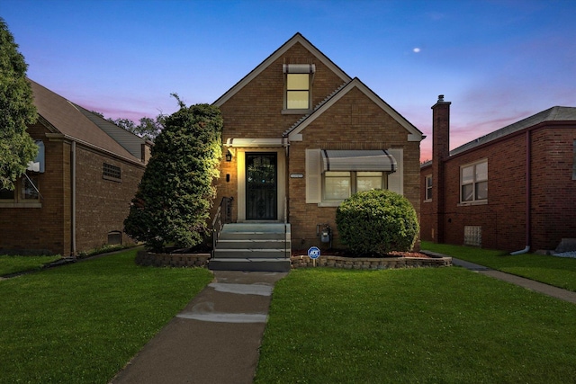 view of front of home featuring a lawn