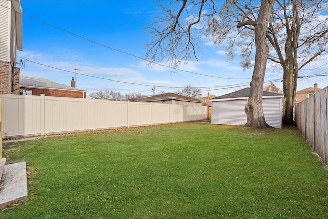 view of yard with an outbuilding