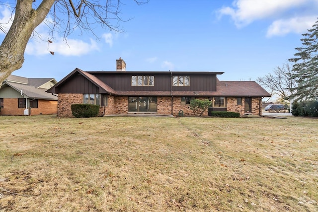 view of front of property featuring a front lawn