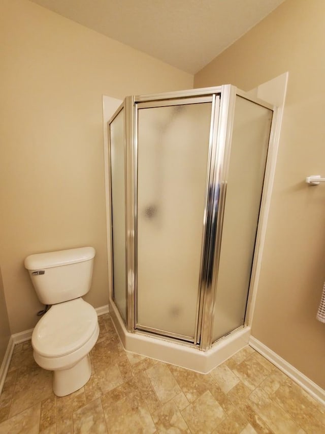 bathroom featuring vaulted ceiling, an enclosed shower, and toilet