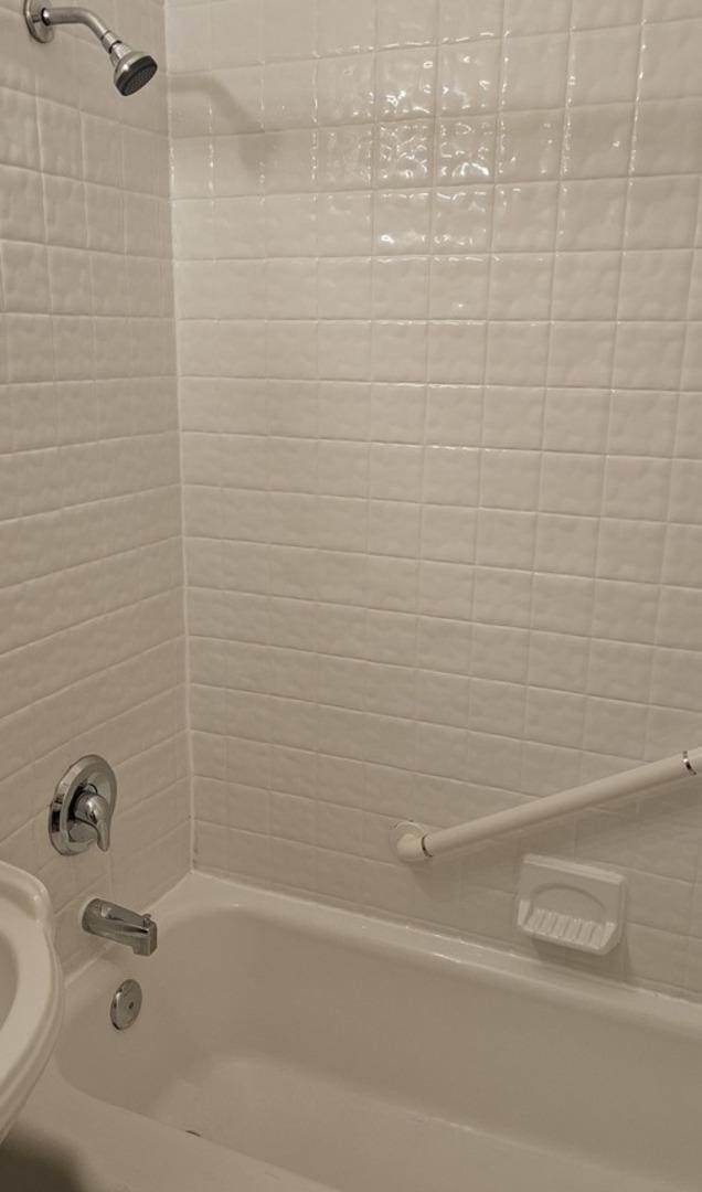 bathroom featuring tiled shower / bath