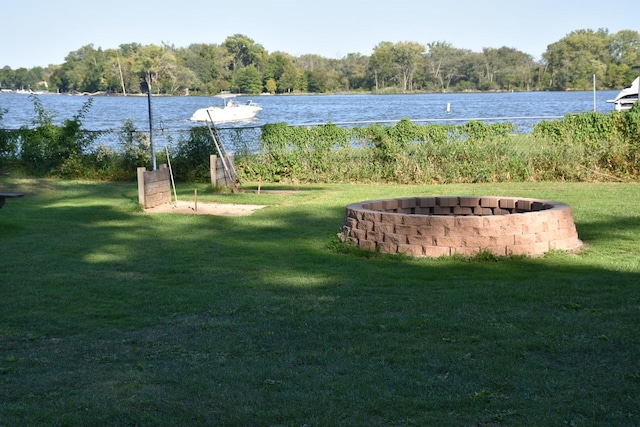 view of yard featuring a water view