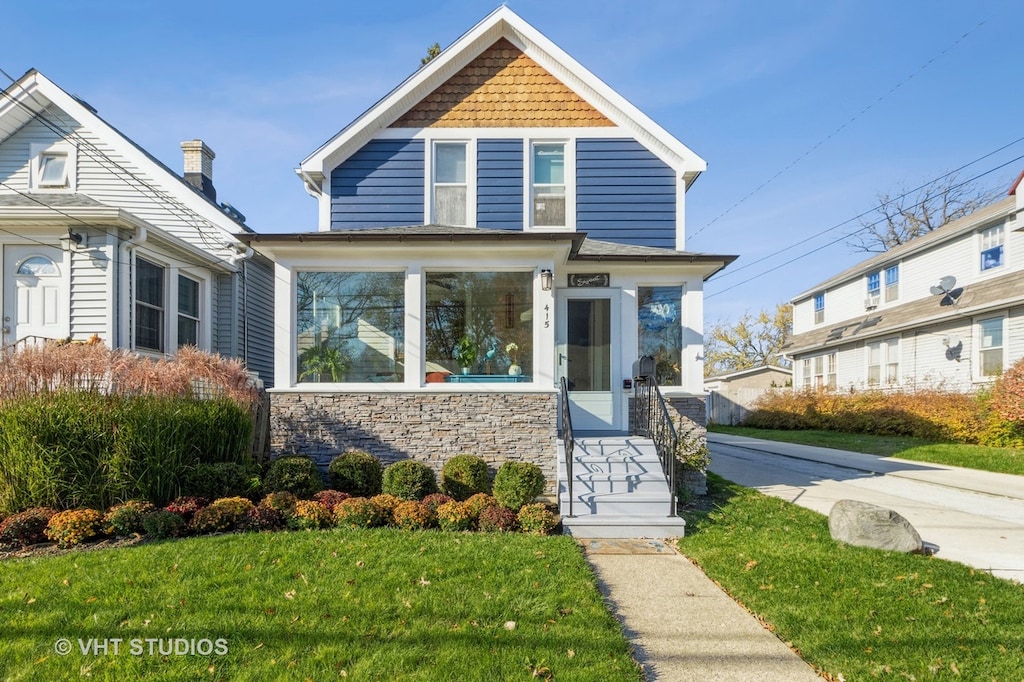 view of front of property with a front lawn
